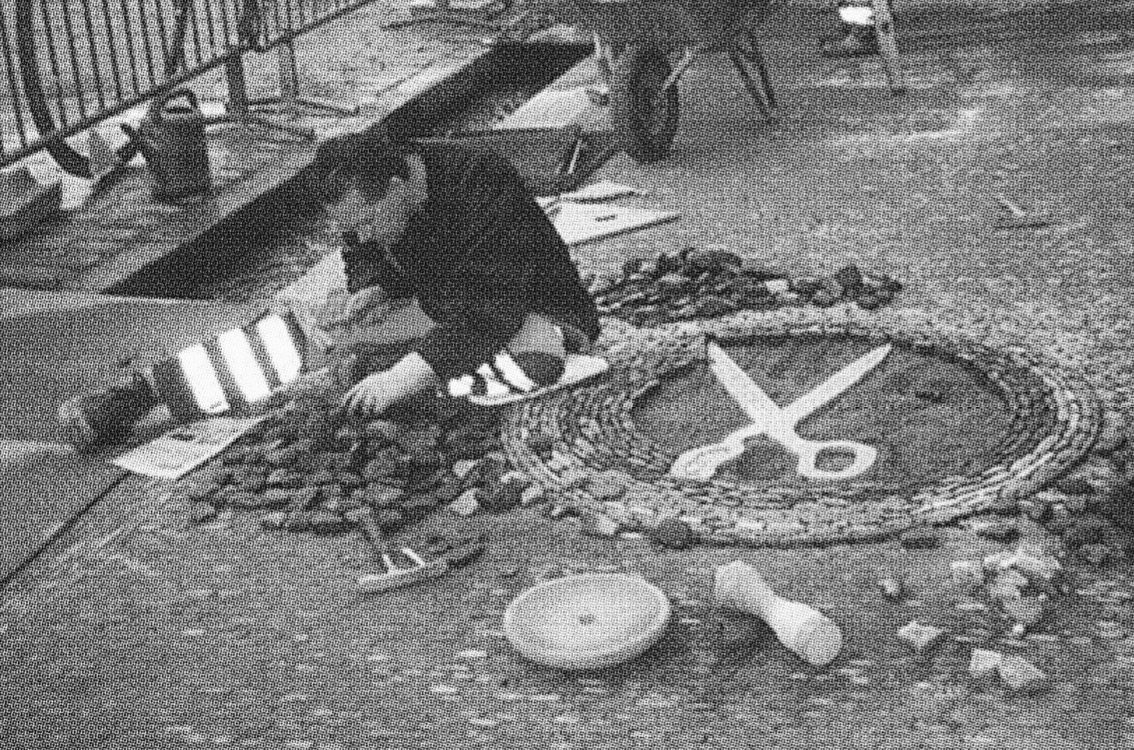 Working on a mosaic for a tailorshop, © Stadt Freiburg, Garten- und Tiefbauamt