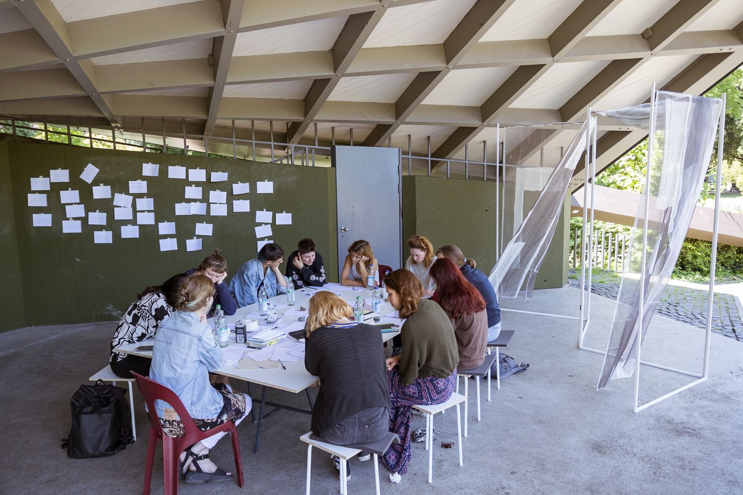 Workshop (link: https://www.biennalefuerfreiburg.de/programm/a-day-s-work-echos-als-antwort text:  ECHOS ALS ANTWORT) von Jackie Grassmann und Sarah Lehnerer.
Foto: Jennifer Rohrbacher