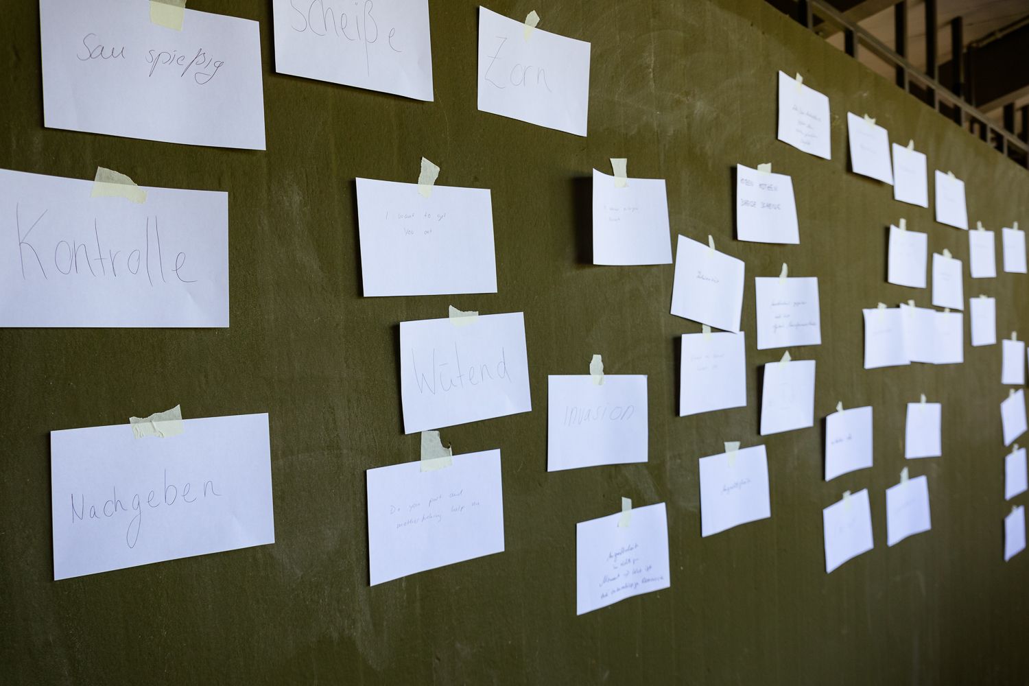 Der Lesung ging der Workshop (link: https://www.biennalefuerfreiburg.de/programm/a-day-s-work-echos-als-antwort text: ECHOS ALS ANTWORT) von Jackie Grassmann und Sarah Lehnerer voraus. Darin ging es darum, sich bewusst zu machen, dass wir als Schreibende nie alleine, sondern bereits immer in ein politisches und soziales Gewebe eingebunden sind, dieses beschreiben und von ihm beschrieben werden.
Foto: Jennifer Rohrbacher