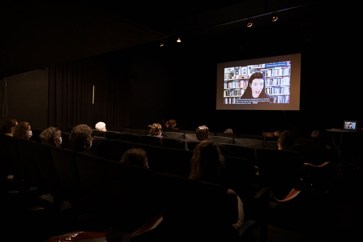 Johanna Hedva (Screen) während ihrer Lesung MINERVA UND DIE FEHLGEBURT DES GEHIRNS im Kommunalen Kino Freiburg.
Foto: Jennifer Rohrbacher