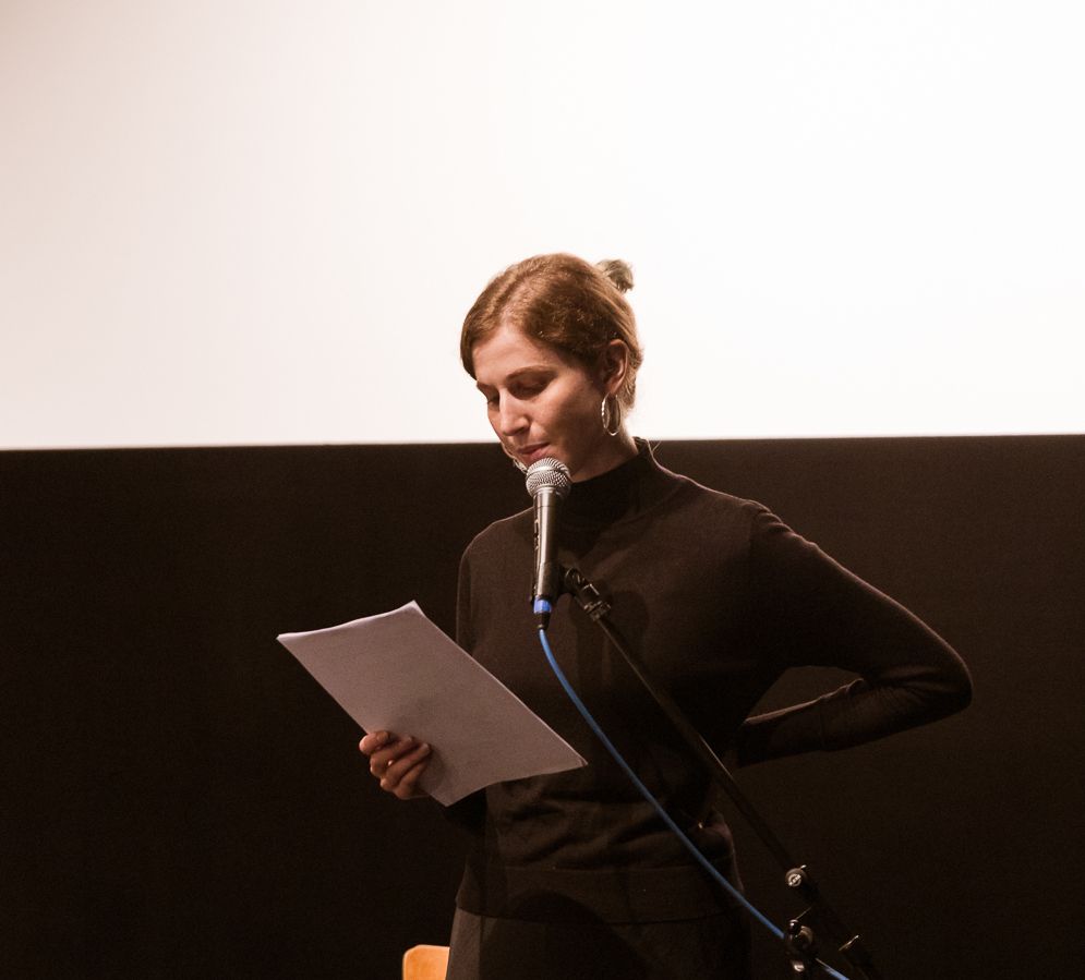 Jackie Grassmann liest ihre deutsche Übersetzung von MINERVA DIE FEHLGEBURT DES GEHIRNS.
Foto: Jennifer Rohrbacher