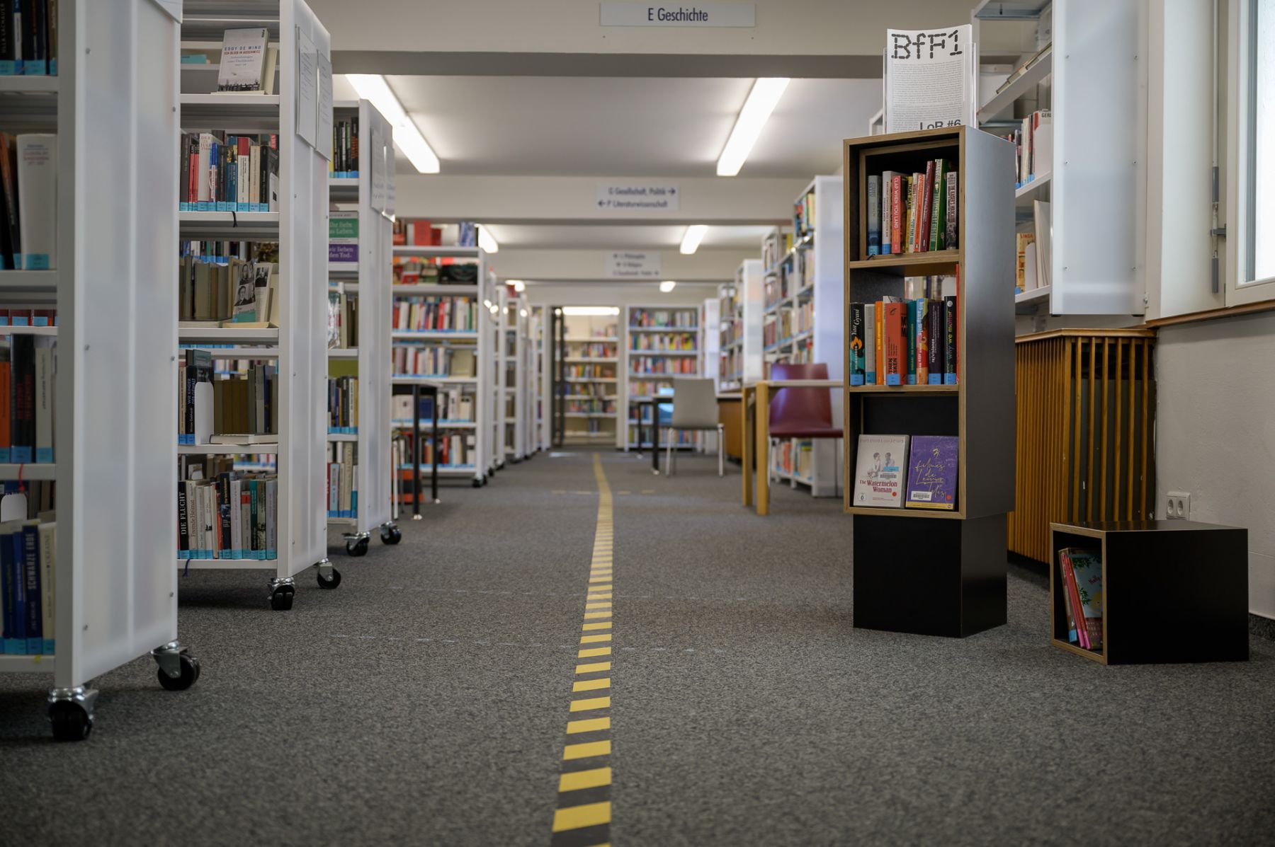 Belinda Kazeem-Kaminński, Library of Requests #6, Display: Julius Martin-Humpert, Installationsansicht Stadtbibliothek Freiburg, Biennale für Freiburg #1, Foto: Marc Doradzillo