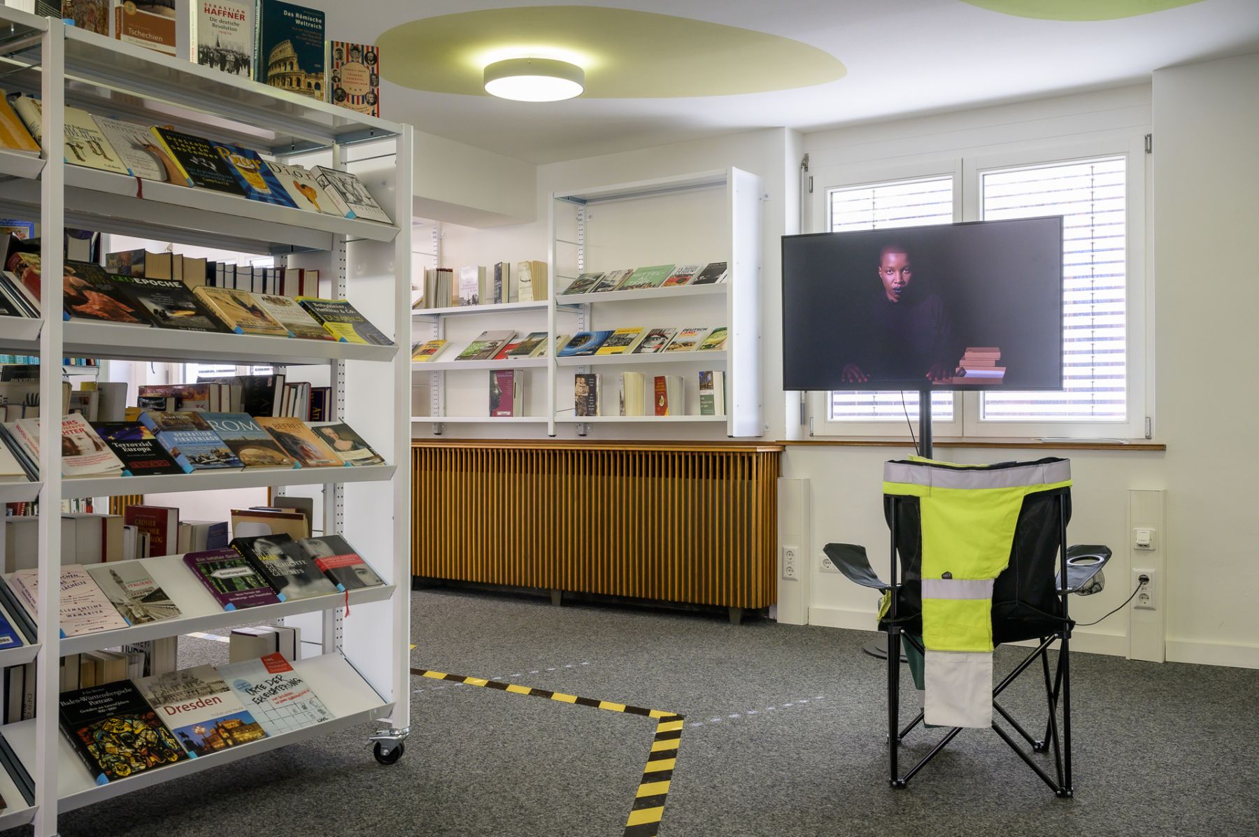 Belinda Kazeem-Kaminński, Installationsansicht Stadtbibliothek Freiburg, Biennale für Freiburg #1, Foto: Marc Doradzillo