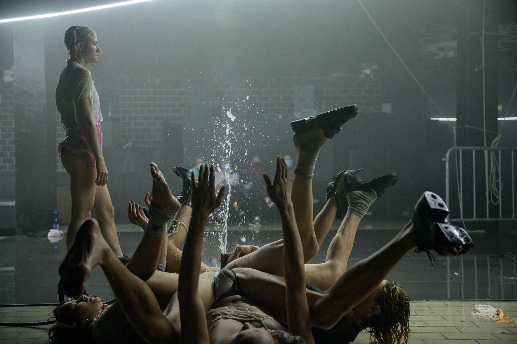 Young Boy Dancing Group, with ange halliwell, Ju Ishii, Yuna Blue, Valentin Tszin, Nica Roses, Maria Metsalu, Manuel Scheiwiller, Biennale für Freiburg #1, 2021. Foto: Marc Doradzillo