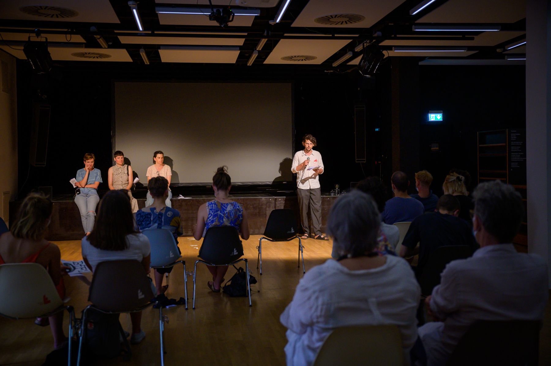 Inka Meißner, Laurie Mlodzik, Keren Cytter and Leon Hösl (v.r.n.l.) at the performative Reading BUSINESS CLASS at Literaturhaus Freiburg.
Photo: Marc Doradzillo
