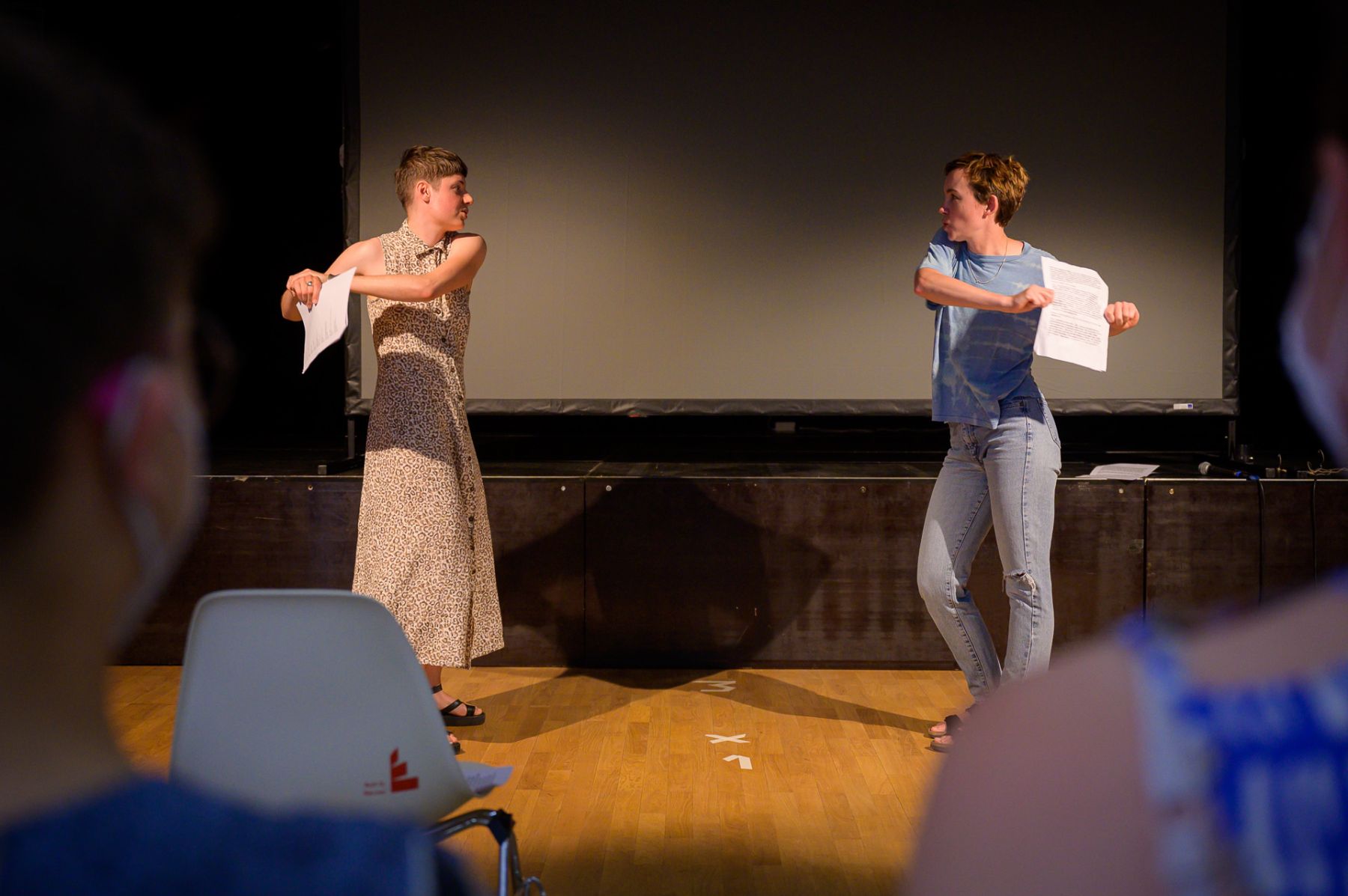 Laurie Mlodzik (left) and Inka Meißner (right) at the performative Reading BUSINESS CLASS at Literaturhaus Freiburg.
Foto: Marc Doradzillo